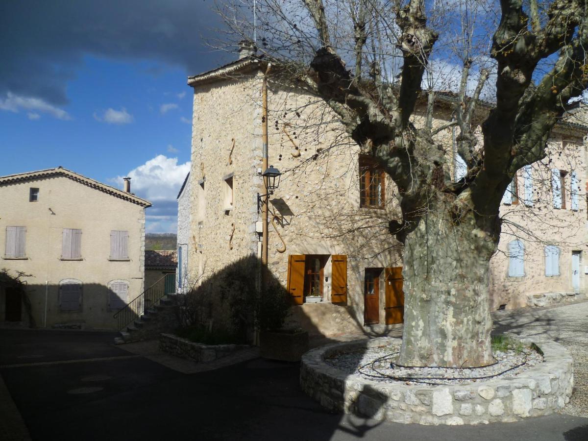 Une Maison Dans Le Village Ribiers Exterior foto